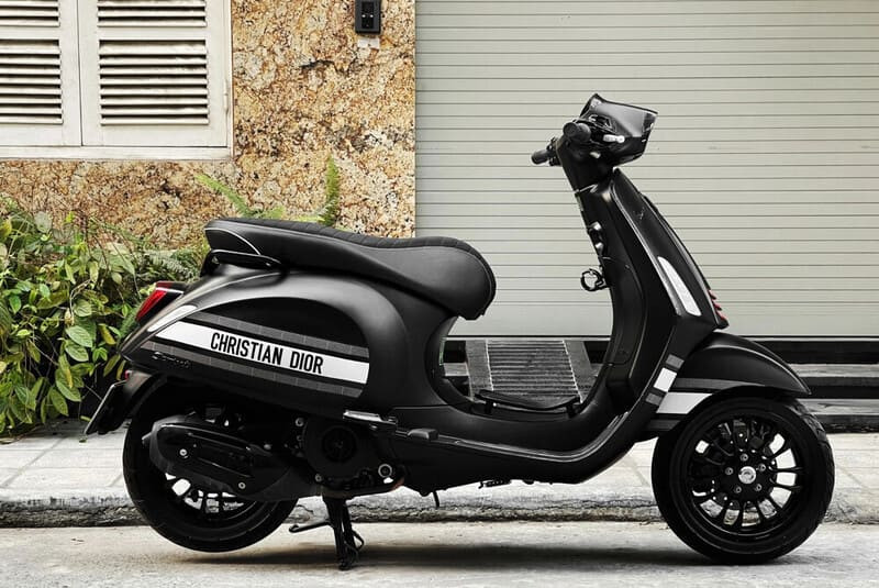 Lớp decal nhám mang lại vẻ ngoài mạnh mẽ và sang trọng cho xe điện.