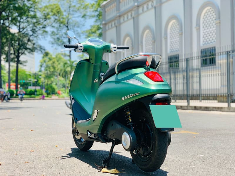 Lớp tem dán xe điện giúp bảo vệ bề mặt sơn khỏi trầy xước và tác động môi trường.