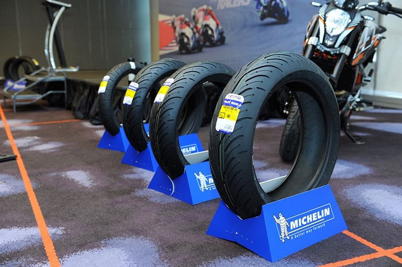 Lốp xe máy thương hiệu Michelin với thiết kế gai đặc trưng