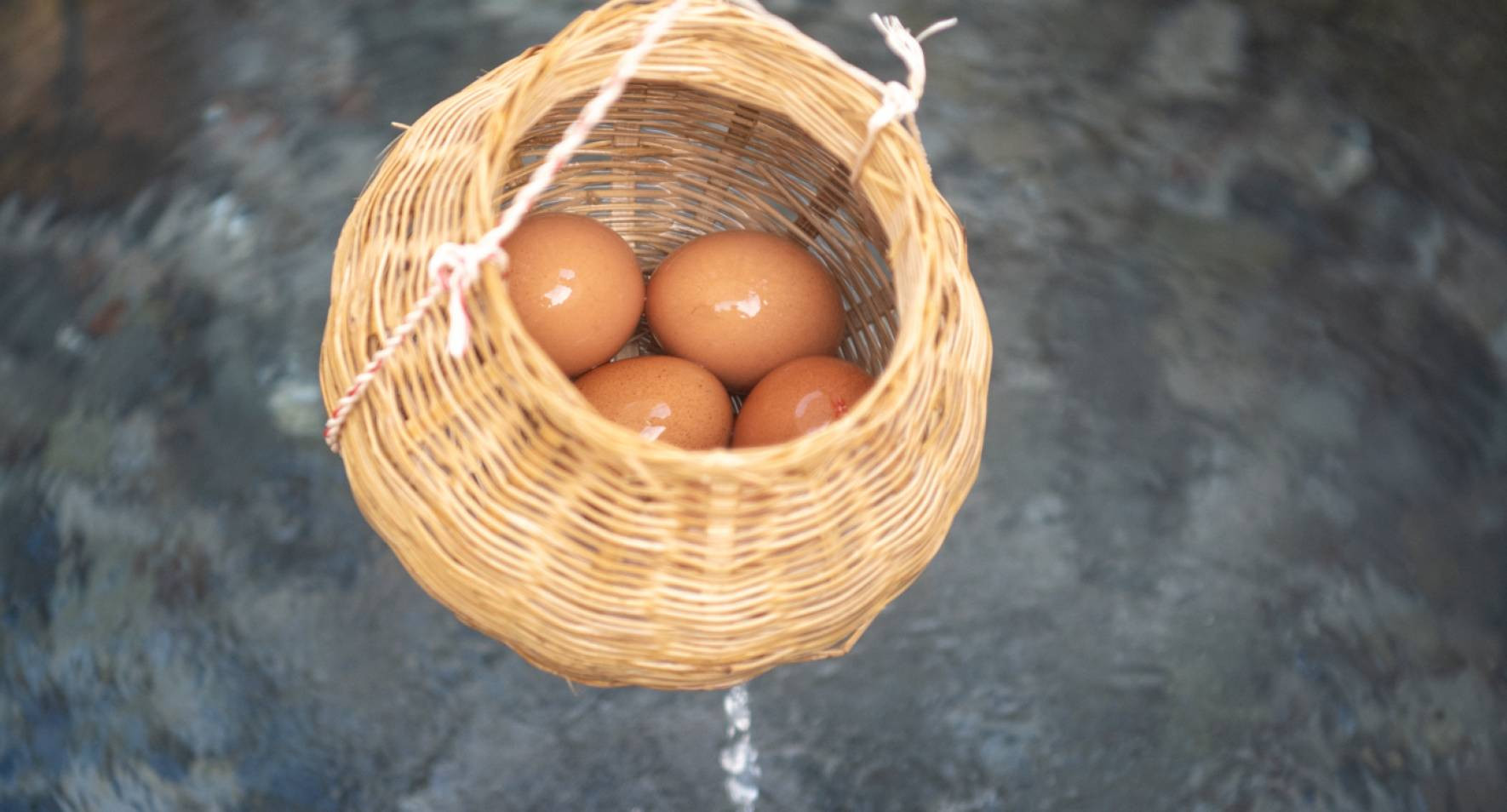 Luộc trứng bằng nguồn khoáng nóng tự nhiên 82 độ C tại Suối nước nóng Bình Châu