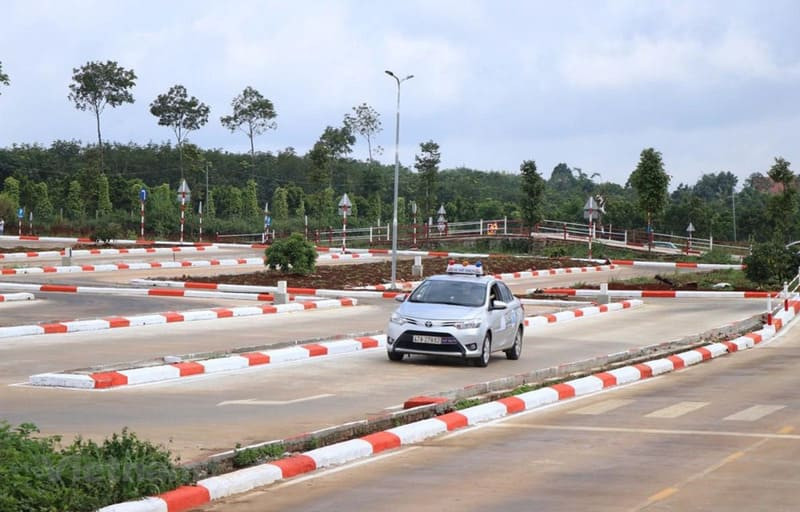 Luyện tập lái xe trong sa hình chuẩn bị cho bài thi thực hành