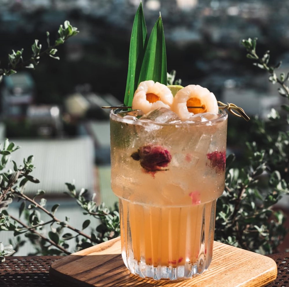Ly trà vải hoa hồng hấp dẫn tại Hani Kafe Gia Lai