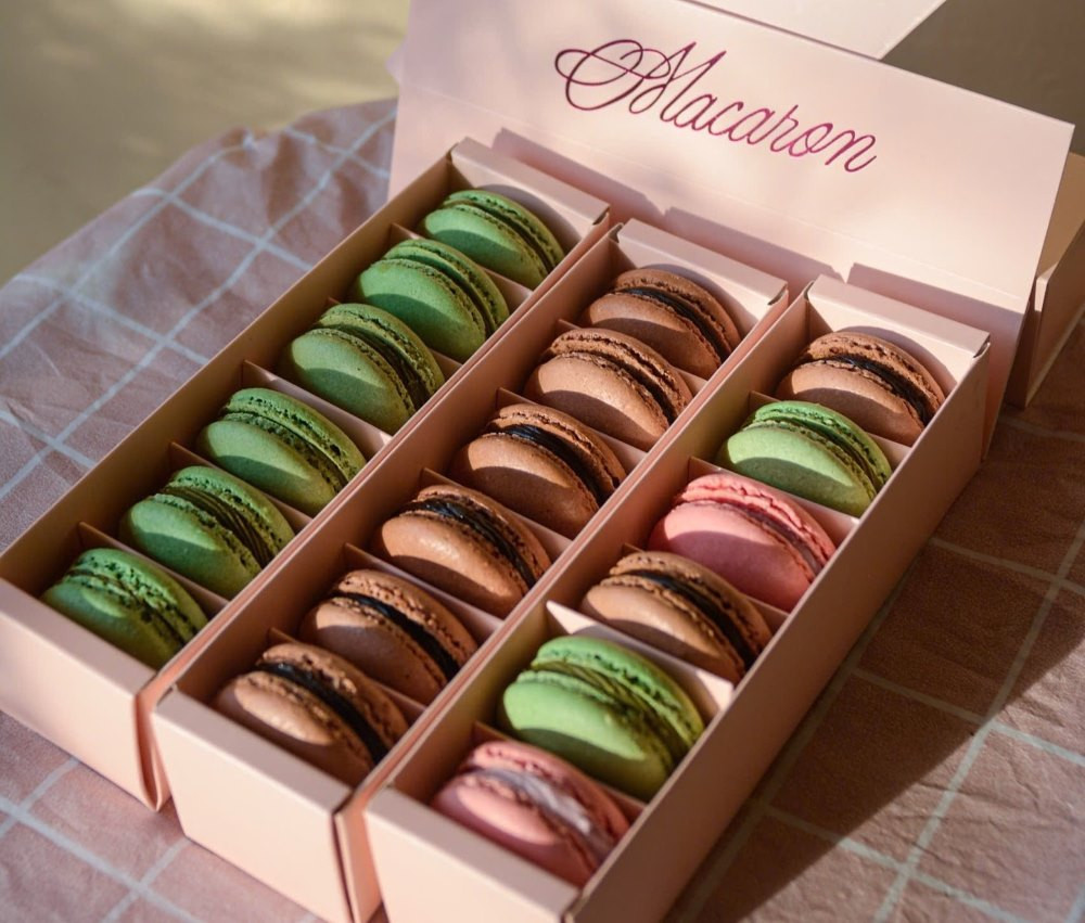 Macaron được trình bày đẹp mắt tại Ranchu Saigon, một tiệm bánh ngọt ăn vặt Gò Vấp phong cách Nhật Bản