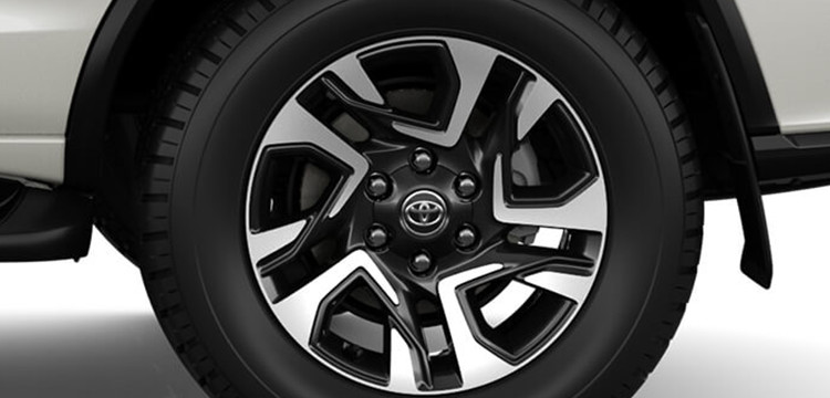 Mâm xe hợp kim 18 inch đa chấu thể thao của phiên bản Toyota Fortuner Legender 2024.