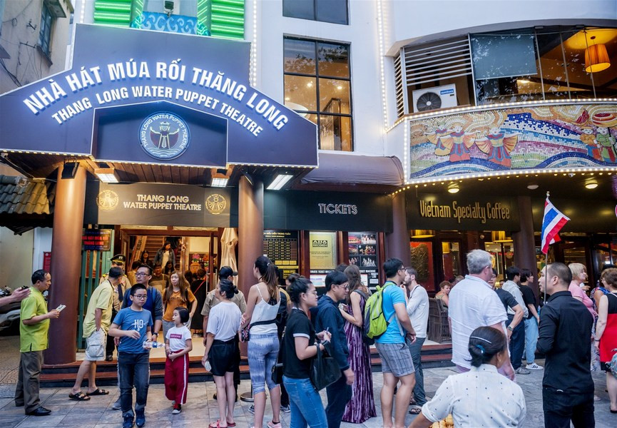 Màn biểu diễn múa rối nước tại Nhà hát Thăng Long thu hút khán giả quốc tế