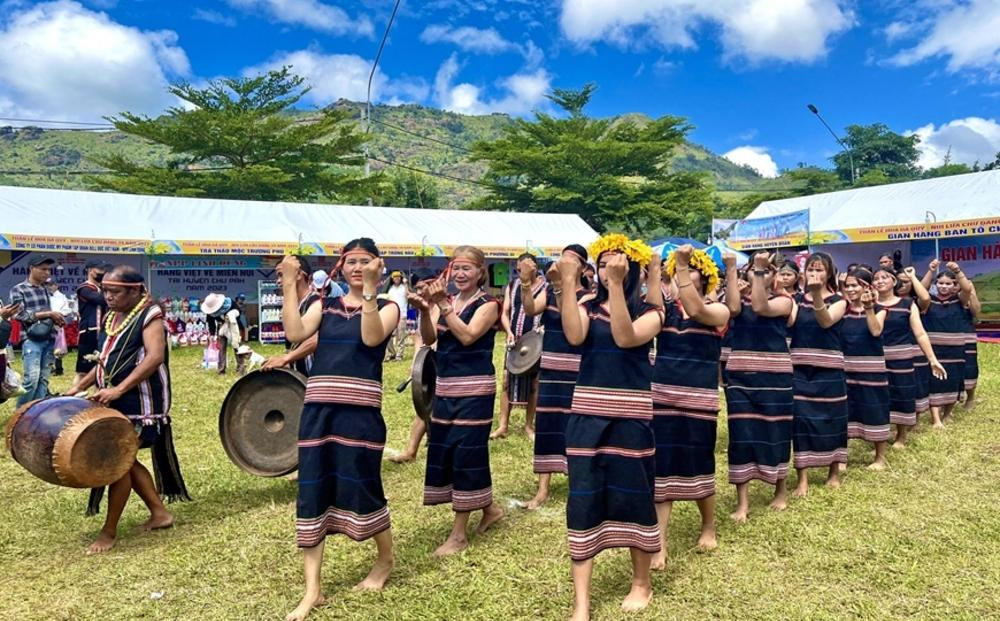 Màn diễu hành cồng chiêng và nghi lễ cúng lúa mới đậm bản sắc Jrai tại lễ hội dã quỳ
