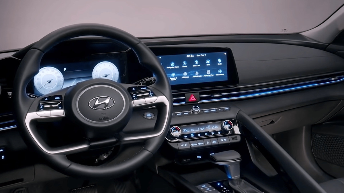 Màn hình cảm ứng 7 inch và khu vực điều khiển trung tâm trên Hyundai Elantra 2021