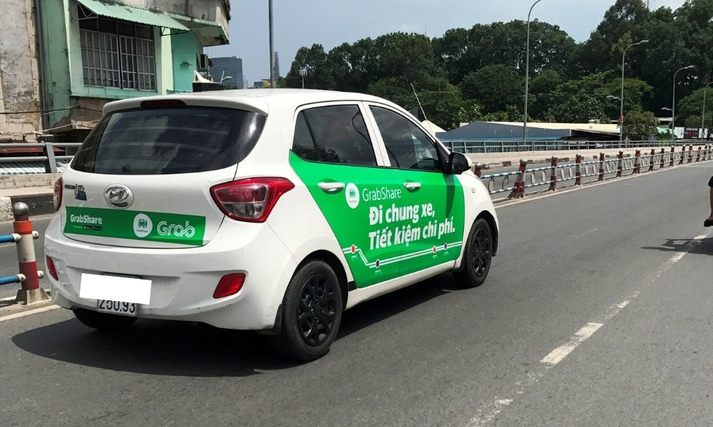 Màn hình điện thoại hiển thị giao diện ứng dụng Grab, đang chờ xác nhận chuyến đi