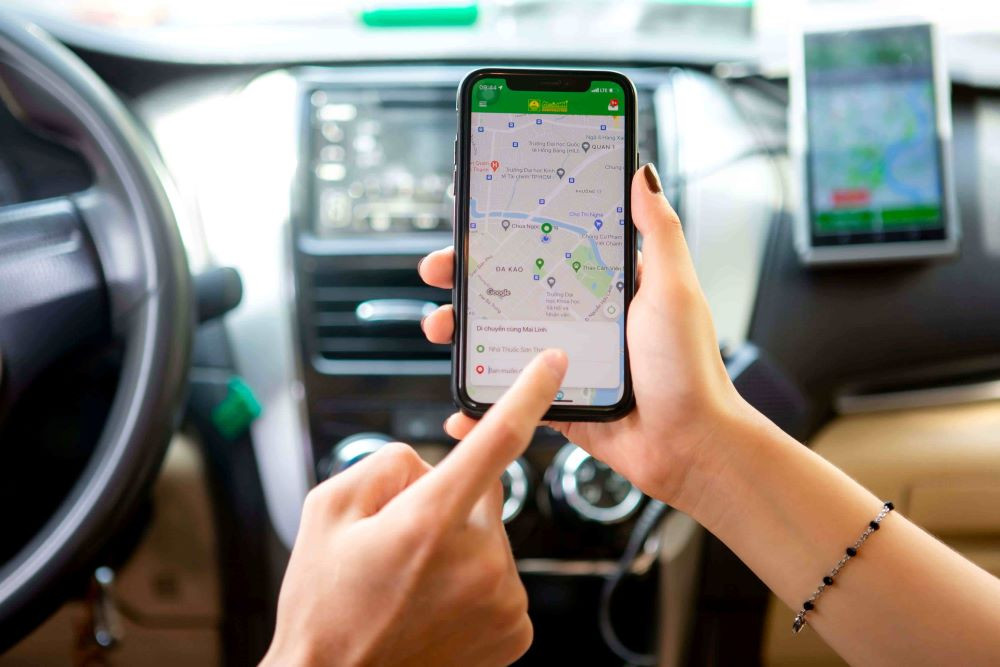 Màn hình điện thoại hiển thị ứng dụng đặt xe taxi Mai Linh với các tùy chọn đặt xe và thanh toán