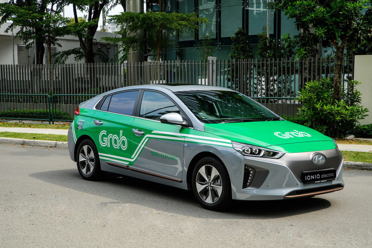 Màn hình điện thoại hiển thị ứng dụng Grab Taxi