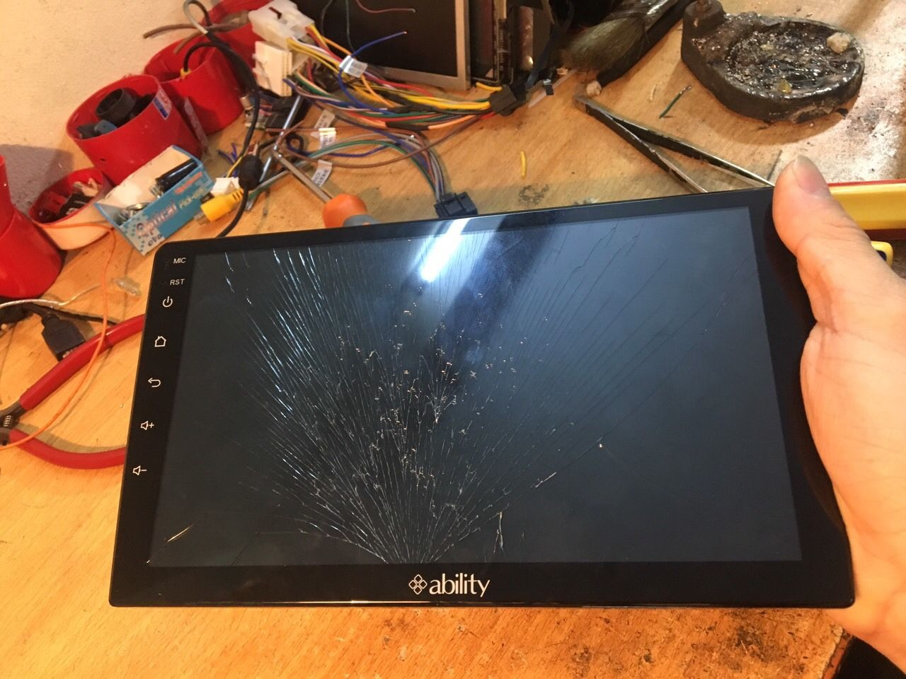 Màn hình DVD Android ô tô bị nứt vỡ do va đập mạnh