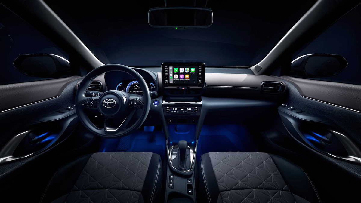 Màn hình giải trí 7 inch và bảng điều khiển trung tâm trên Toyota Yaris 2021