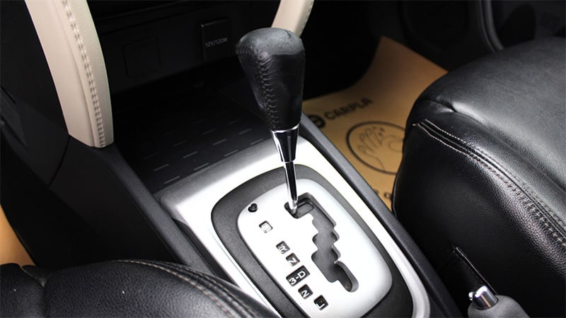 Màn hình giải trí cảm ứng 7 inch và các nút điều khiển điều hòa tự động trên Toyota Rush 2021