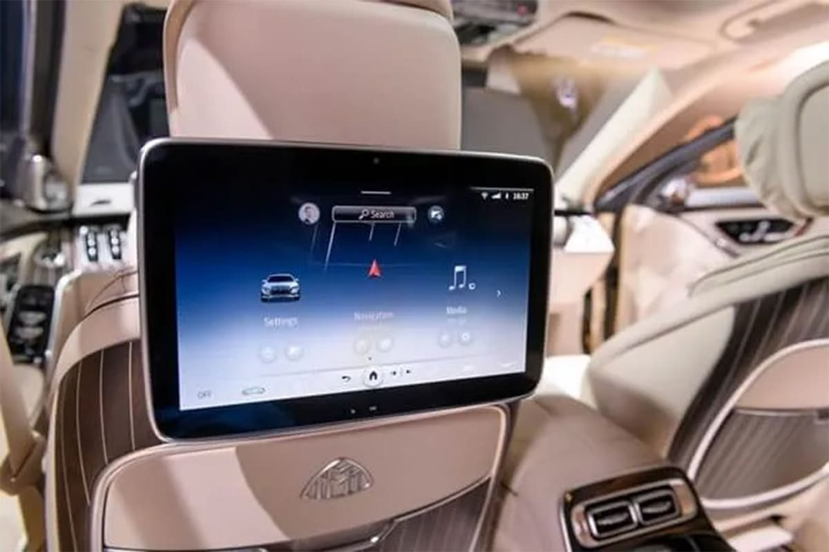 Màn hình giải trí và điều khiển trung tâm trên xe Mercedes Maybach S580, thể hiện giao diện người dùng thân thiện và các nút cảm ứng.