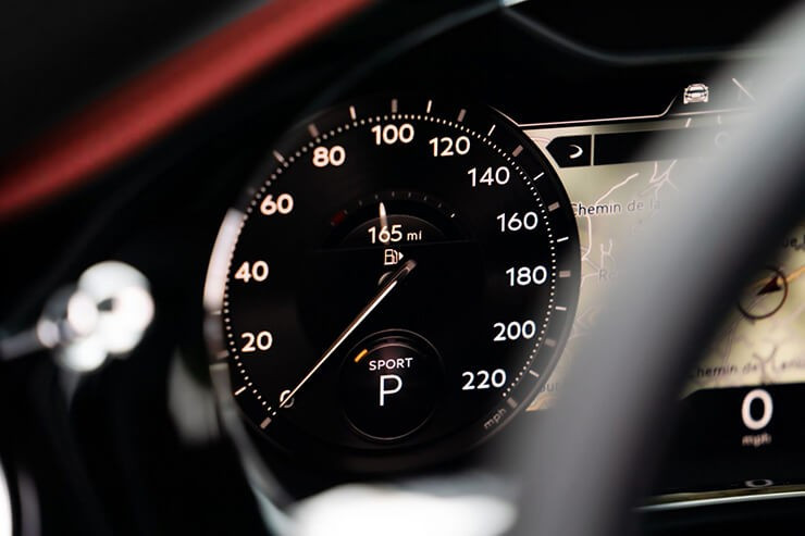 Màn hình giải trí và đồng hồ lái kỹ thuật số trên Bentley Continental GTC S