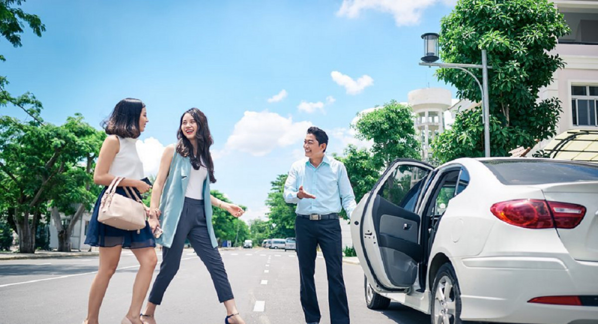 Màn hình hiển thị giá cước taxi trên xe, giúp hành khách ước tính đi taxi 30km bao nhiêu tiền.