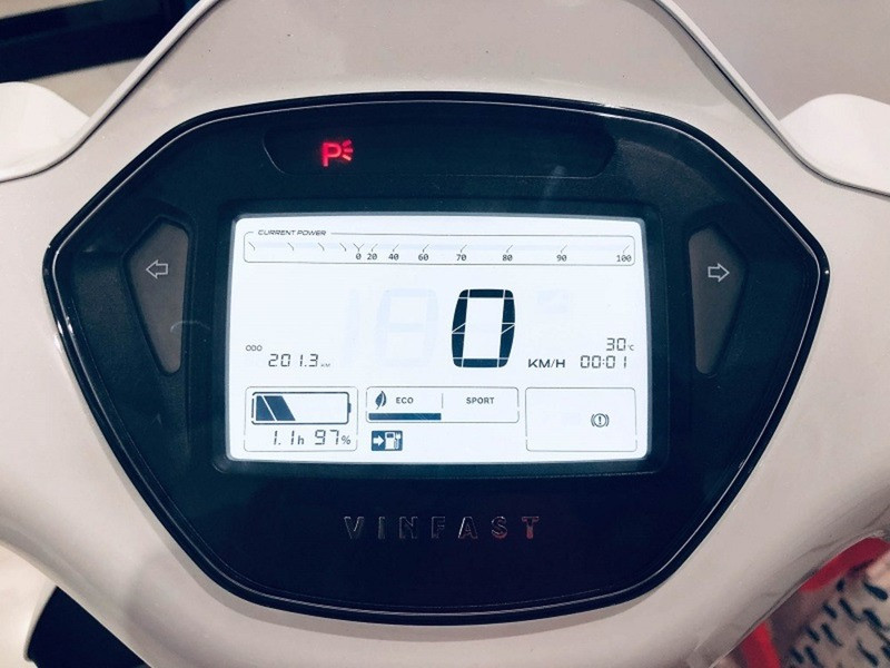 Màn hình HMI của VinFast Evo200 Lite hiển thị thông tin pin