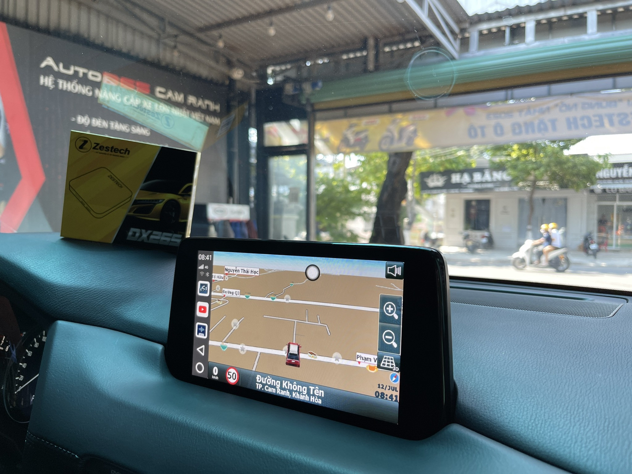 Màn hình ô tô hiển thị tính năng điều khiển giọng nói thông minh của Android Box ô tô.