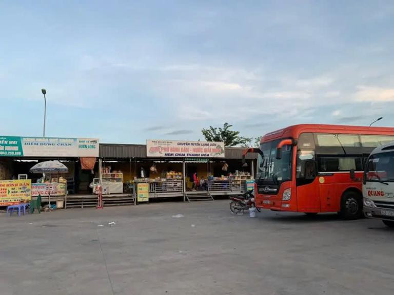 Mặt tiền khu nhà chính của **bến xe khách Thanh Hóa**, thể hiện quy mô trung tâm