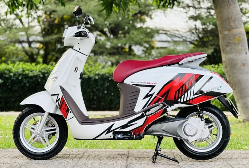 Mẫu decal dán xe điện họa tiết với nhiều màu sắc, nâng cao tính cá nhân hóa.