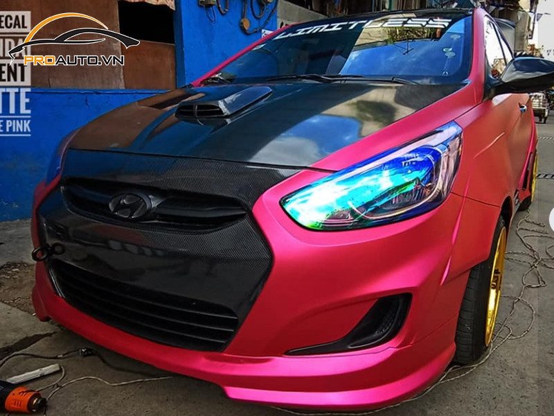 Mẫu Hyundai Accent được dán wrap đổi màu, thể hiện sự cá tính và phong cách.