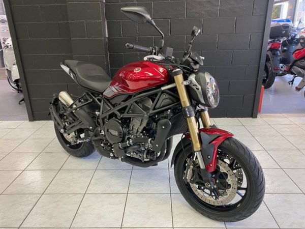 Mẫu mô tô Benelli 752S màu đen nổi bật