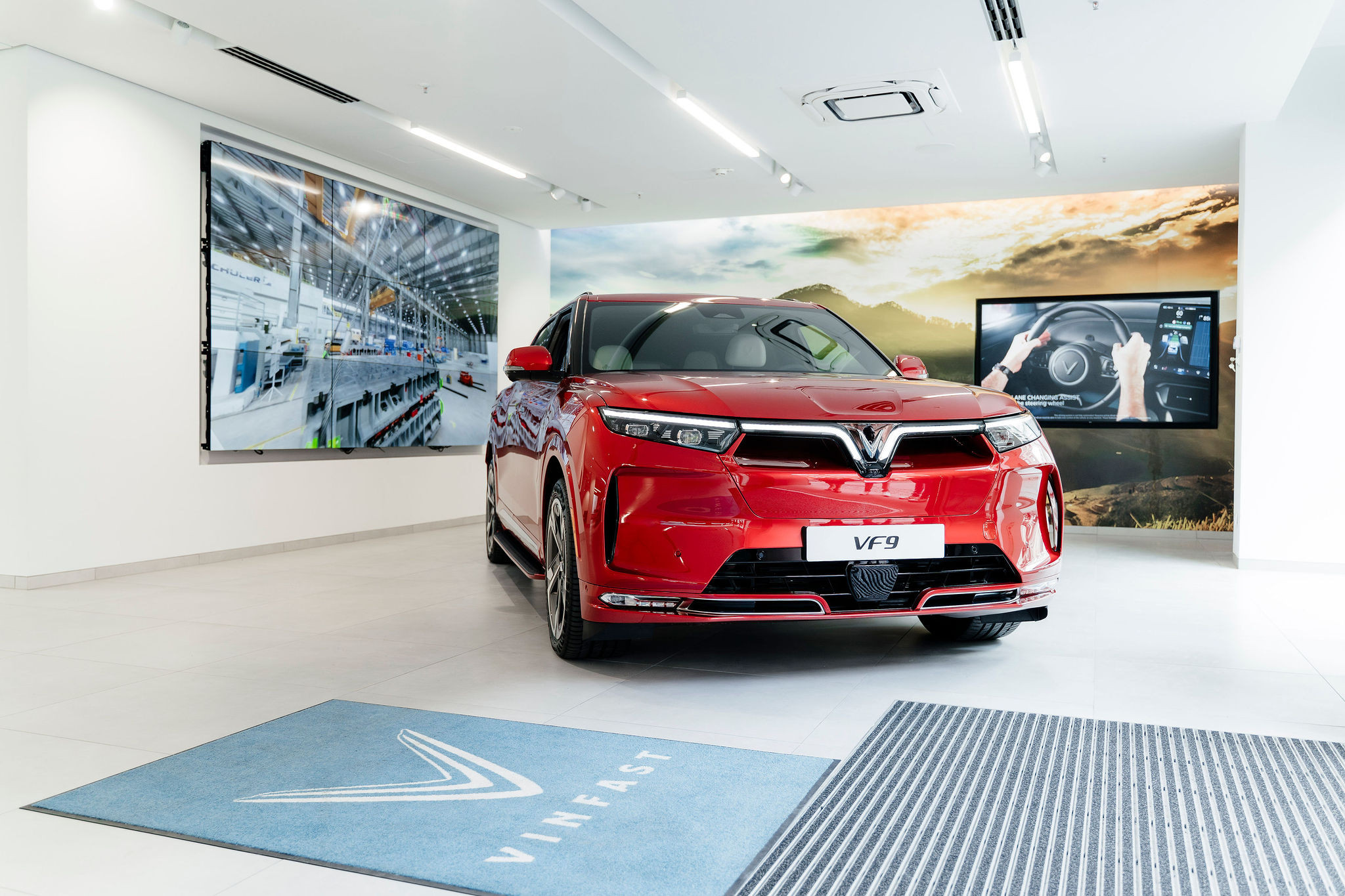 Mẫu xe điện VinFast VF 8 trưng bày tại showroom VinFast Berlin, thể hiện thiết kế Pininfarina