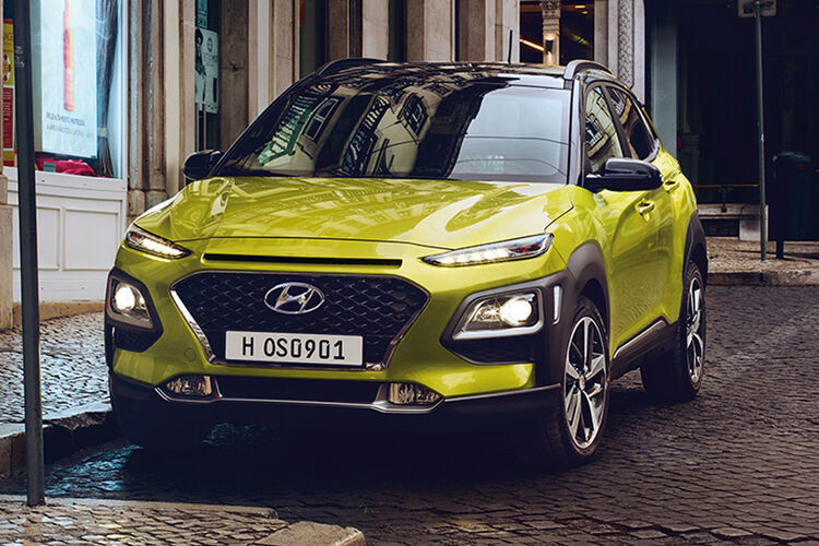 Mẫu xe Hyundai Kona màu đỏ, được biết đến với thiết kế trẻ trung trong tầm giá xe ô tô 700-800 triệu gầm cao.