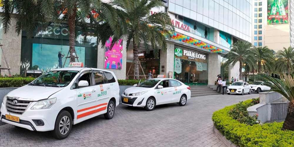 Mẫu xe Sun Taxi Nha Trang với màu bạc và vạch cam đặc trưng