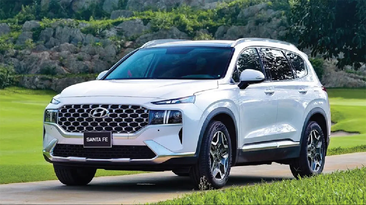 Mẫu xe SUV Hyundai Santa Fe trên đường phố