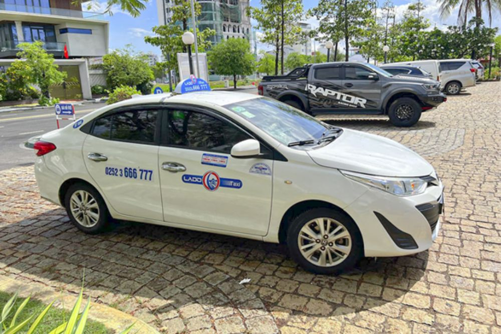 Mẫu xe taxi Lado 4 chỗ hiện đại phục vụ hành khách tại tx. An Nhơn