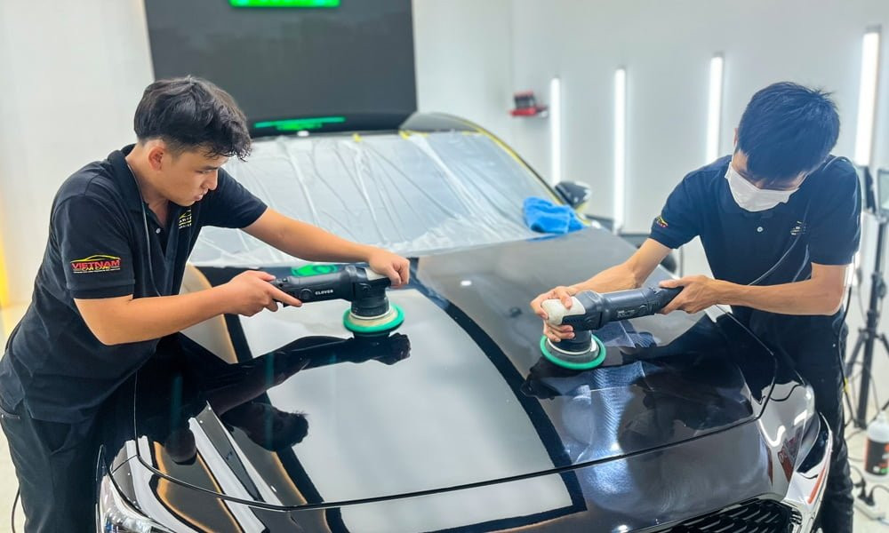 Máy đánh bóng đang hiệu chỉnh lớp sơn để loại bỏ vết xoáy