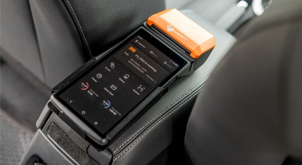 máy POS trên xe taxi xanh SM hỗ trợ thanh toán bằng thẻ