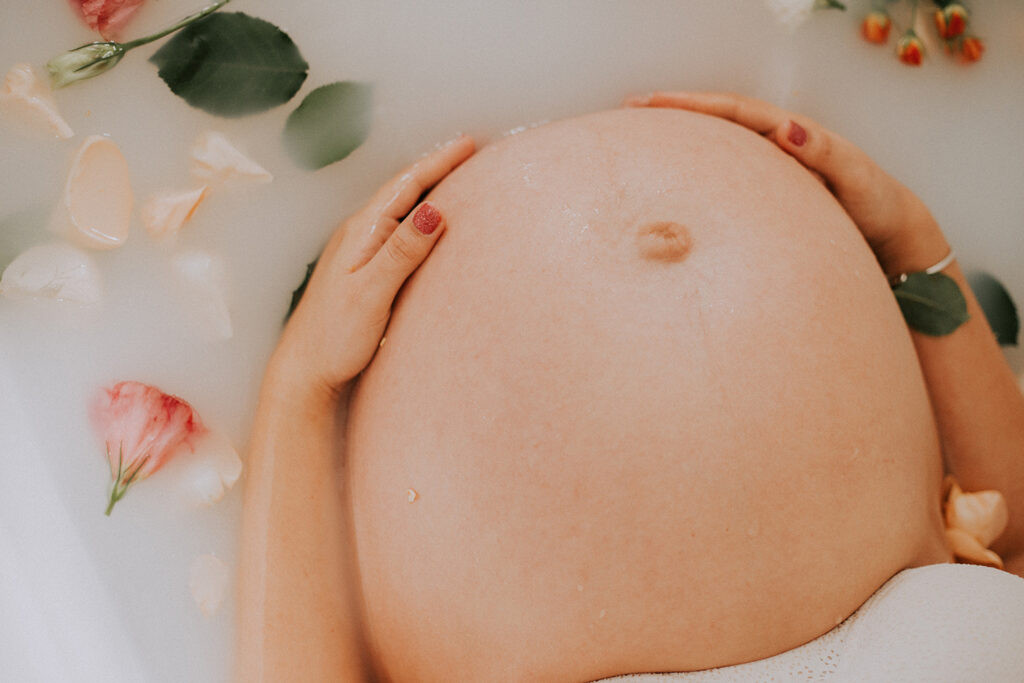 Mẹ bầu tìm hiểu thông tin về bảo hiểm thai sản