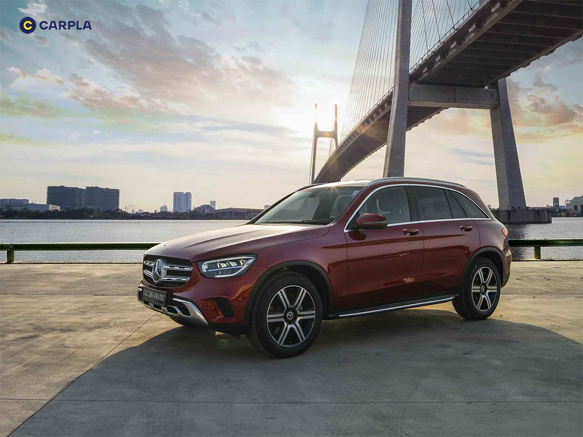 Mercedes GLC 200 4Matic đang di chuyển, thể hiện khả năng vận hành linh hoạt