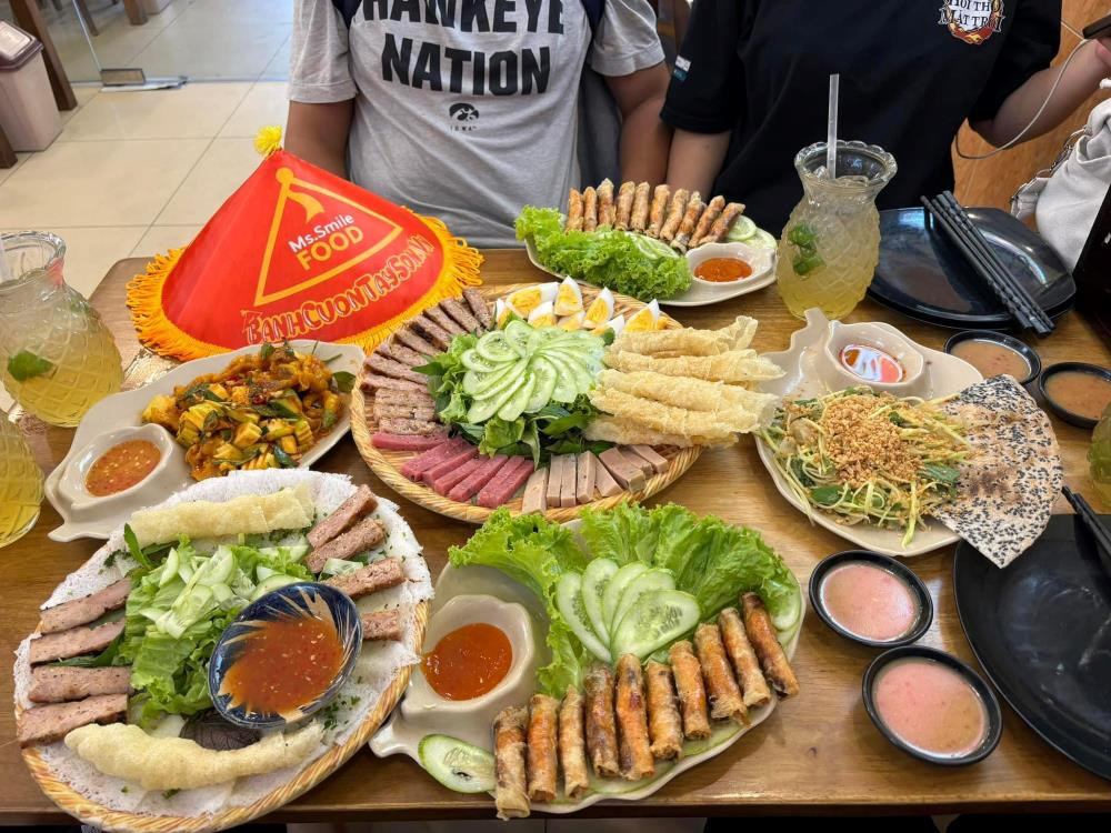 Mẹt bánh cuốn Tây Sơn hấp dẫn, một món ăn vặt Gò Vấp mang đậm hương vị Bình Định