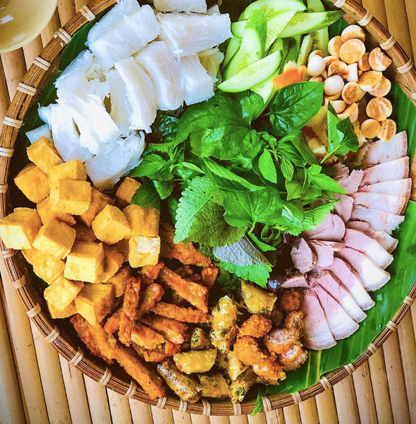 Mẹt bún đậu hấp dẫn cho bữa trưa trên đường đi