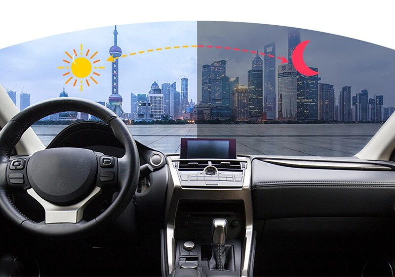 Miếng dán phim cách nhiệt ô tô được dán lên bề mặt kính xe hơi