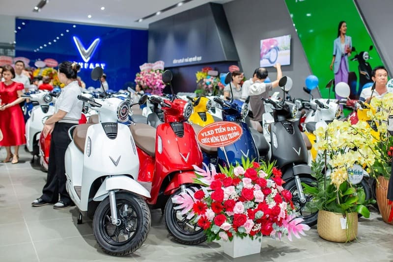 Minh họa đầu tư vào lĩnh vực xe máy điện, một giải pháp kinh doanh bền vững hướng tới tương lai xanh.