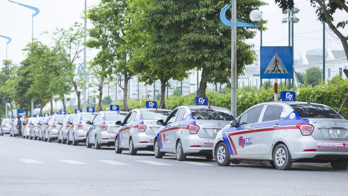 Minh họa hình ảnh xe G7 Taxi màu trắng nổi bật trên đường phố, thể hiện sự phủ sóng rộng khắp của dịch vụ taxi chất lượng.