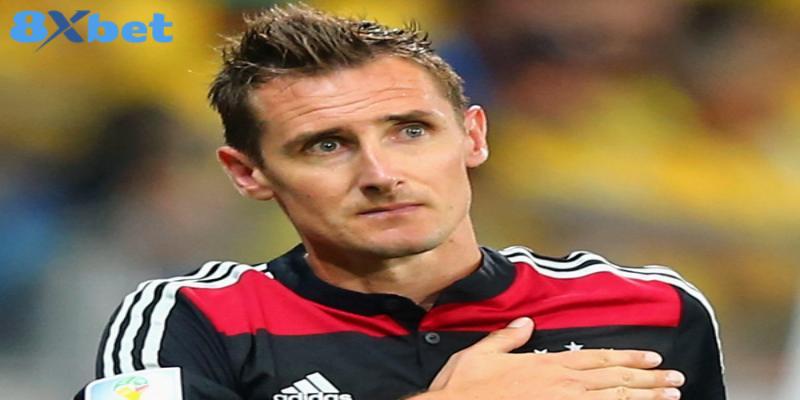 Klose ghi bàn bằng đầu đặc trưng