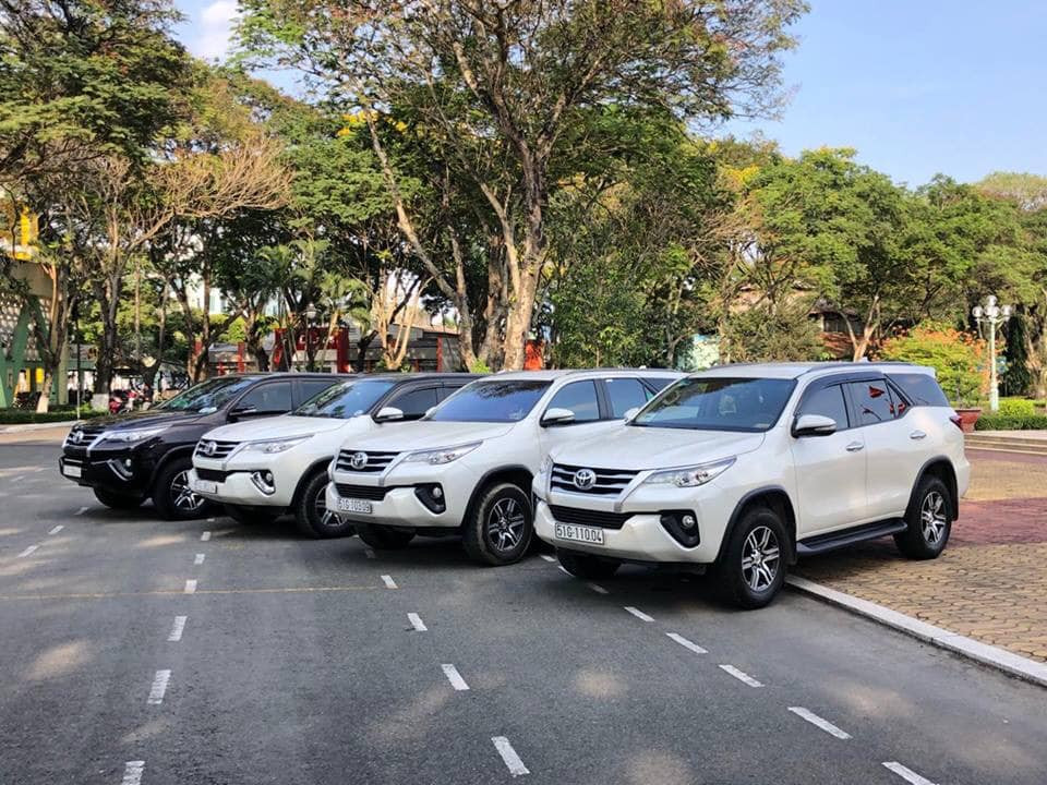 Mô tả: Người dân gọi điện thoại để đặt xe taxi tại khu vực Mỹ Đức.