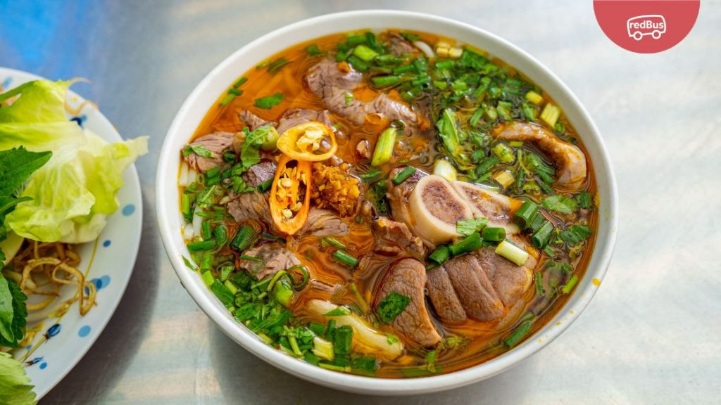Món bún bò Huế thơm ngon đặc trưng, biểu tượng ẩm thực tại Festival Huế