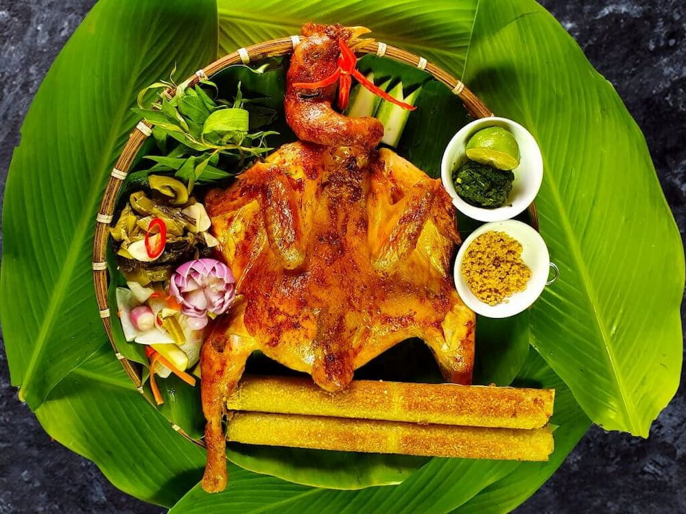 Món gà nướng cơm lam, đặc sản nổi tiếng của vùng đất Tây Nguyên