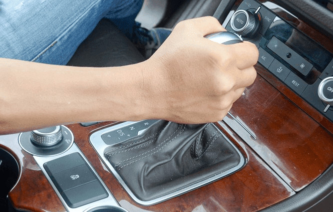 Một chiếc ô tô SUV đang được kiểm tra hộp số