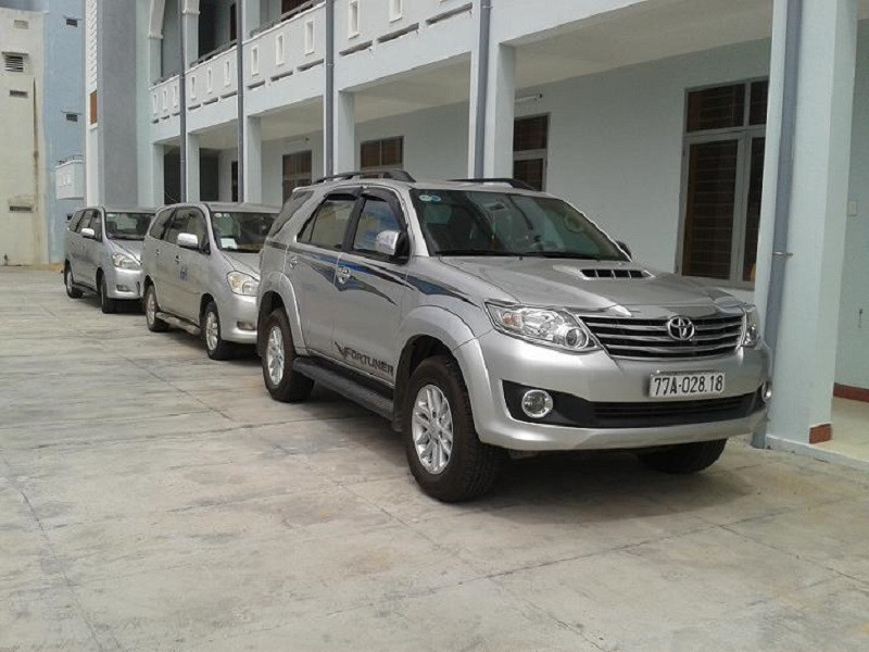 Một chiếc taxi 4 chỗ của hãng Hoàng Anh, đại diện cho các lựa chọn số điện thoại taxi Quy Nhơn giá cả phải chăng cho du khách.