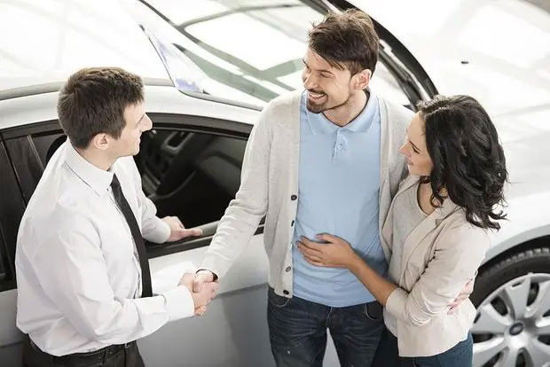 Một chiếc taxi 4 chỗ màu xanh đang đón khách tại sân bay, thể hiện chi phí taxi 4 chỗ cho chuyến đi công tác