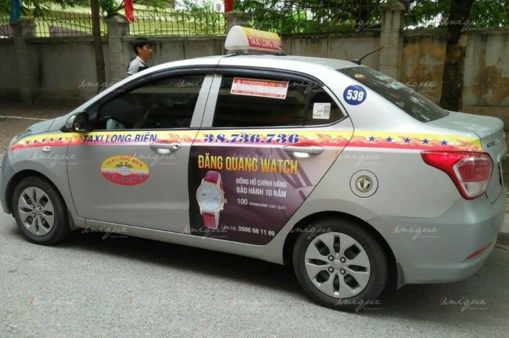 Một chiếc taxi Đăng Quang đang di chuyển trên đường ở Phú Quốc