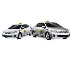 Một chiếc taxi hiện đại đang di chuyển trên đường phố Vũng Tàu