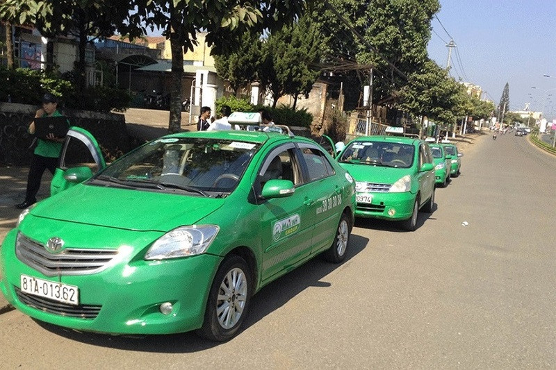 Một chiếc taxi Mai Linh, đại diện cho các dịch vụ taxi uy tín tại Gia Lai bên cạnh việc tìm kiếm số điện thoại Taxi Sun Gia Lai.